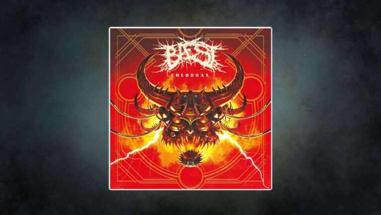 Feuerrotes Cover-Artwork von BAESTs Colossal: Ein dämonischer Stier-Schädelhelm mit Hörnern und metallischen Details schwebt inmitten von Blitzen und Flammen – Symbol für rohe Power, Death-Metal-Wucht und unaufhaltsame Energie.