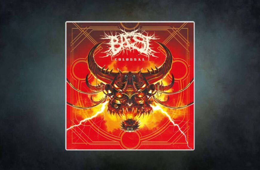 Feuerrotes Cover-Artwork von BAESTs Colossal: Ein dämonischer Stier-Schädelhelm mit Hörnern und metallischen Details schwebt inmitten von Blitzen und Flammen – Symbol für rohe Power, Death-Metal-Wucht und unaufhaltsame Energie.
