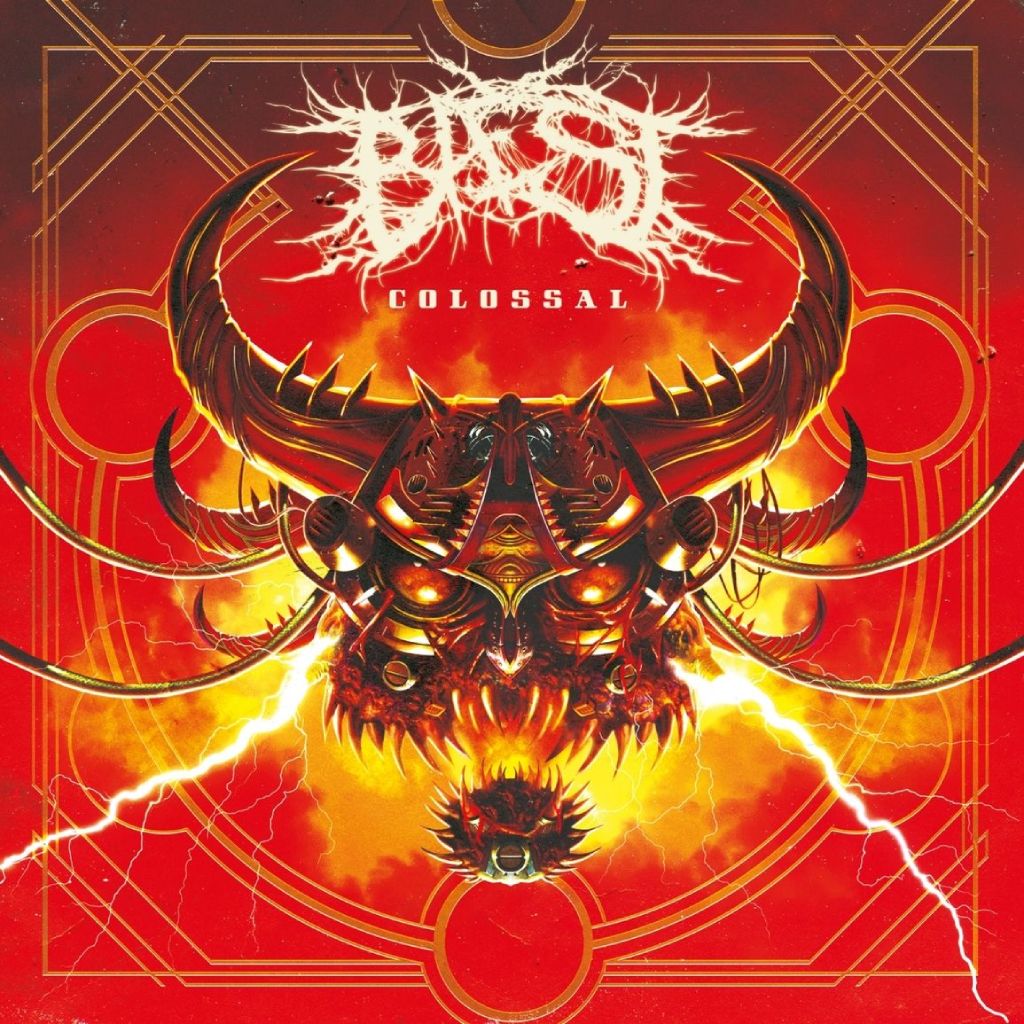 Feuerrotes Cover-Artwork von BAESTs Colossal: Ein dämonischer Stier-Schädelhelm mit Hörnern und metallischen Details schwebt inmitten von Blitzen und Flammen – Symbol für rohe Power, Death-Metal-Wucht und unaufhaltsame Energie.
