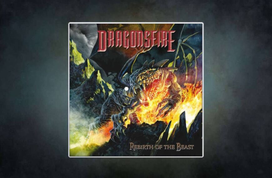 Coverartwork von Rebirth of the Beast (2025) der Band Dragonsfire: Ein feuerspeiender Drache mit gespreizten Flügeln bricht aus einer felsigen Berglandschaft hervor. Flammen und Lava leuchten aus seinem Maul, während der Titel des Albums unten in metallischer Schrift prangt.