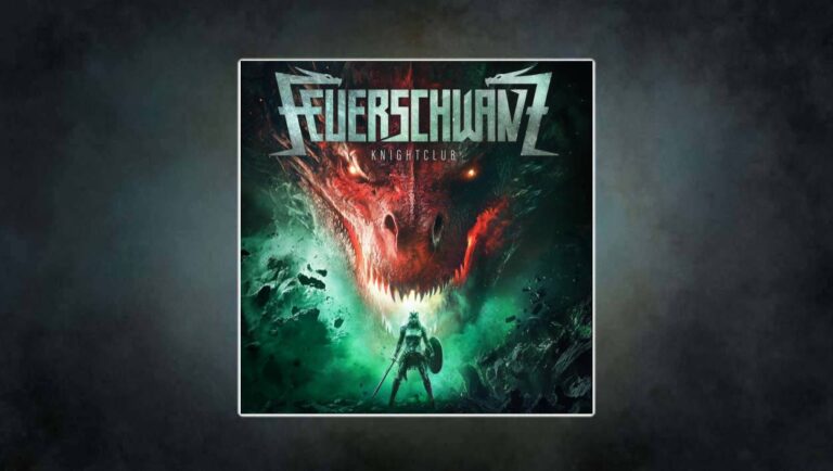 Albumcover Feuerschwanz – Knightclub: Ein gepanzerter Ritter mit Schwert und Schild steht vor einem riesigen, feuerrot leuchtenden Drachenmaul. Grünliche Nebel und explodierende Felsbrocken verstärken die dramatische Fantasy-Szenerie. Logo der Band oben, Albumtitel darunter.