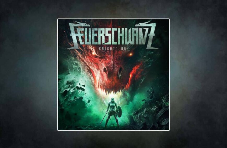 Albumcover Feuerschwanz – Knightclub: Ein gepanzerter Ritter mit Schwert und Schild steht vor einem riesigen, feuerrot leuchtenden Drachenmaul. Grünliche Nebel und explodierende Felsbrocken verstärken die dramatische Fantasy-Szenerie. Logo der Band oben, Albumtitel darunter.