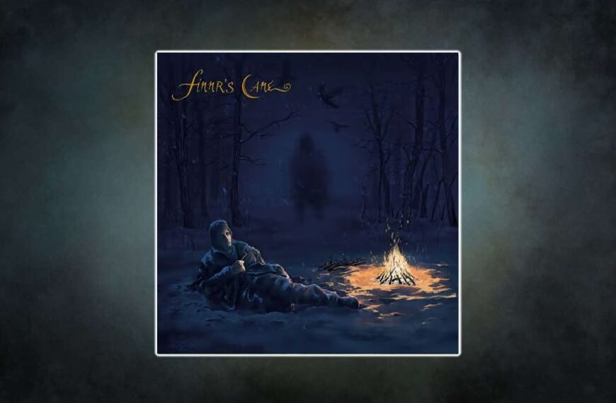Albumcover von Finnr’s Cane – Finnr’s Cane (2025): In einer düsteren, verschneiten Waldszene liegt eine verhüllte Gestalt am Boden vor einem kleinen Lagerfeuer. Über den Baumwipfeln kreisen schwarze Vögel, und im Hintergrund zeichnet sich schemenhaft eine hohe, unheimliche Gestalt im Nebel ab. Oben links prangt der goldene Schriftzug Finnr’s Cane. Stimmung: melancholisch, geheimnisvoll, atmosphärisch.