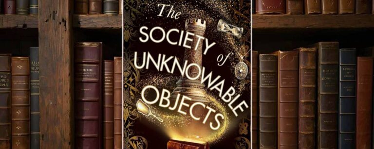Cover von The Society of Unknowable Objects von Gareth Brown: Goldglitzernde Turmfigur ragt aus einem magisch leuchtenden Koffer, umgeben von schwebenden Artefakten wie einer Sanduhr und einem Kompass, eingerahmt von filigranen Ornamenten vor tiefbraunem Hintergrund – Sinnbild für Geheimnisse, Macht und Abenteuer.