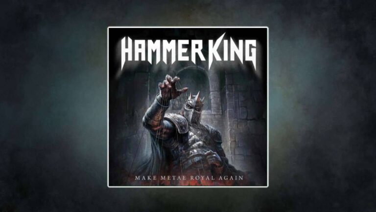 Hammer King – Make Metal Royal Again Albumcover: Ein finsterer, gepanzerter König mit Dornenkrone und maskiertem Gesicht steht in einer steinernen Festung. Er streckt eine Hand nach vorn, an der Marionettenfäden hängen, als würde er unsichtbare Figuren kontrollieren. Der Hintergrund ist dunkel und bedrohlich, der Albumtitel prangt in metallischer Schrift darunter.