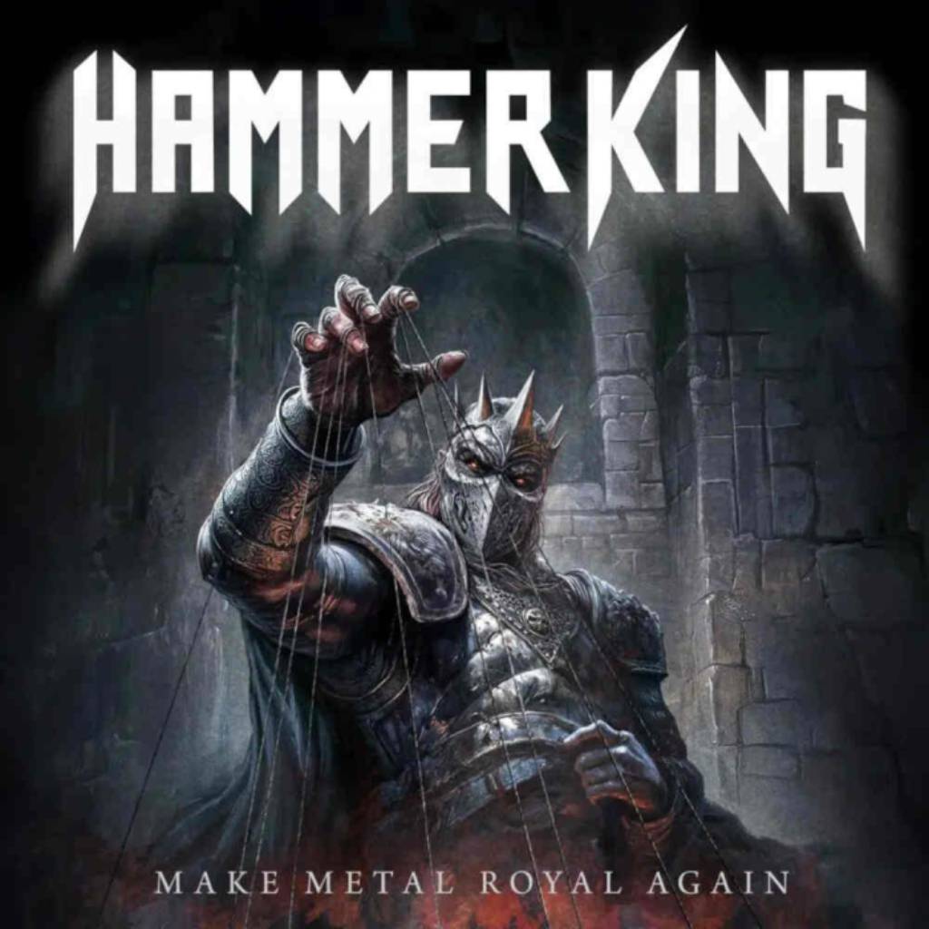 Hammer King – Make Metal Royal Again Albumcover: Ein finsterer, gepanzerter König mit Dornenkrone und maskiertem Gesicht steht in einer steinernen Festung. Er streckt eine Hand nach vorn, an der Marionettenfäden hängen, als würde er unsichtbare Figuren kontrollieren. Der Hintergrund ist dunkel und bedrohlich, der Albumtitel prangt in metallischer Schrift darunter.