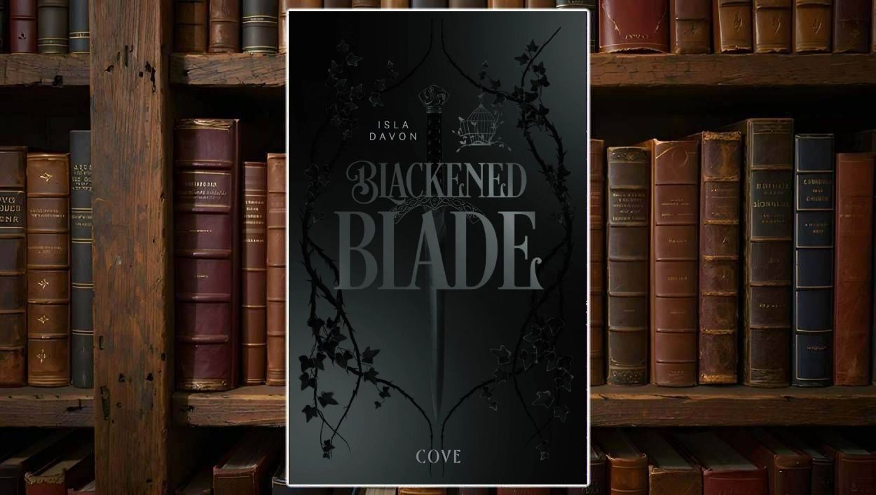 Cover des Romans „Schwarze Wacht“ von Richard Schwartz: Eine Kämpferin steht mit Schwert zwischen einem feurigen Pferd und einem blau glühenden Werwolf, vor dunklem Ornamenthintergrund, Titel in großen weißen Lettern.