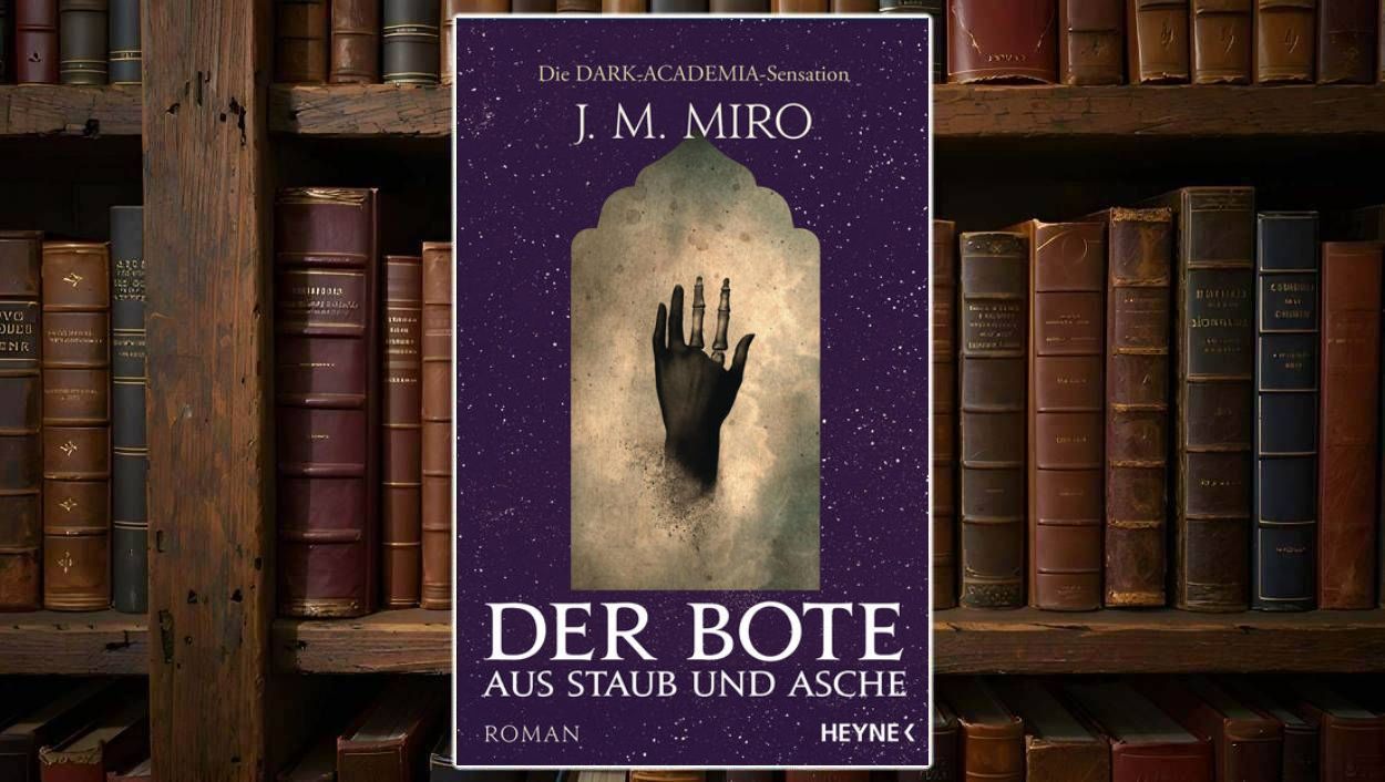 Cover von „Der Bote aus Staub und Asche“ von J. M. Miro: Vor dunkelviolettem Sternenhimmel ragt ein steinerner Torbogen, darin eine schwarze Hand, deren Finger teils skelettiert sind. Der Titel prangt in weißen Lettern darunter. Düster, minimalistisch, mit unheimlicher Symbolik.