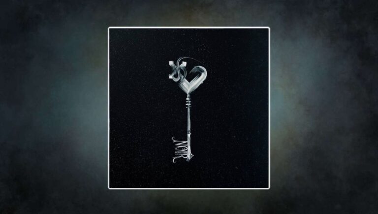 Ein gemalter, weißer Schüssel mit geschwungener Spitze in Herzform und dem Wort „NOIR“ am unteren Schaft – auf tiefschwarzem, sternenstaubartigem Hintergrund. Minimalistisch, geheimnisvoll, symbolisch.