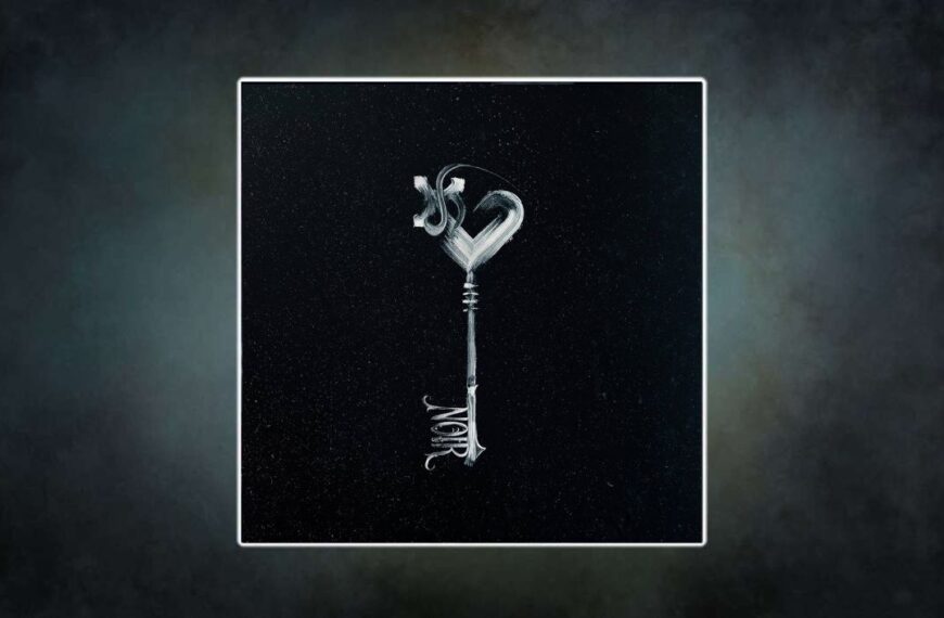 Ein gemalter, weißer Schüssel mit geschwungener Spitze in Herzform und dem Wort „NOIR“ am unteren Schaft – auf tiefschwarzem, sternenstaubartigem Hintergrund. Minimalistisch, geheimnisvoll, symbolisch.