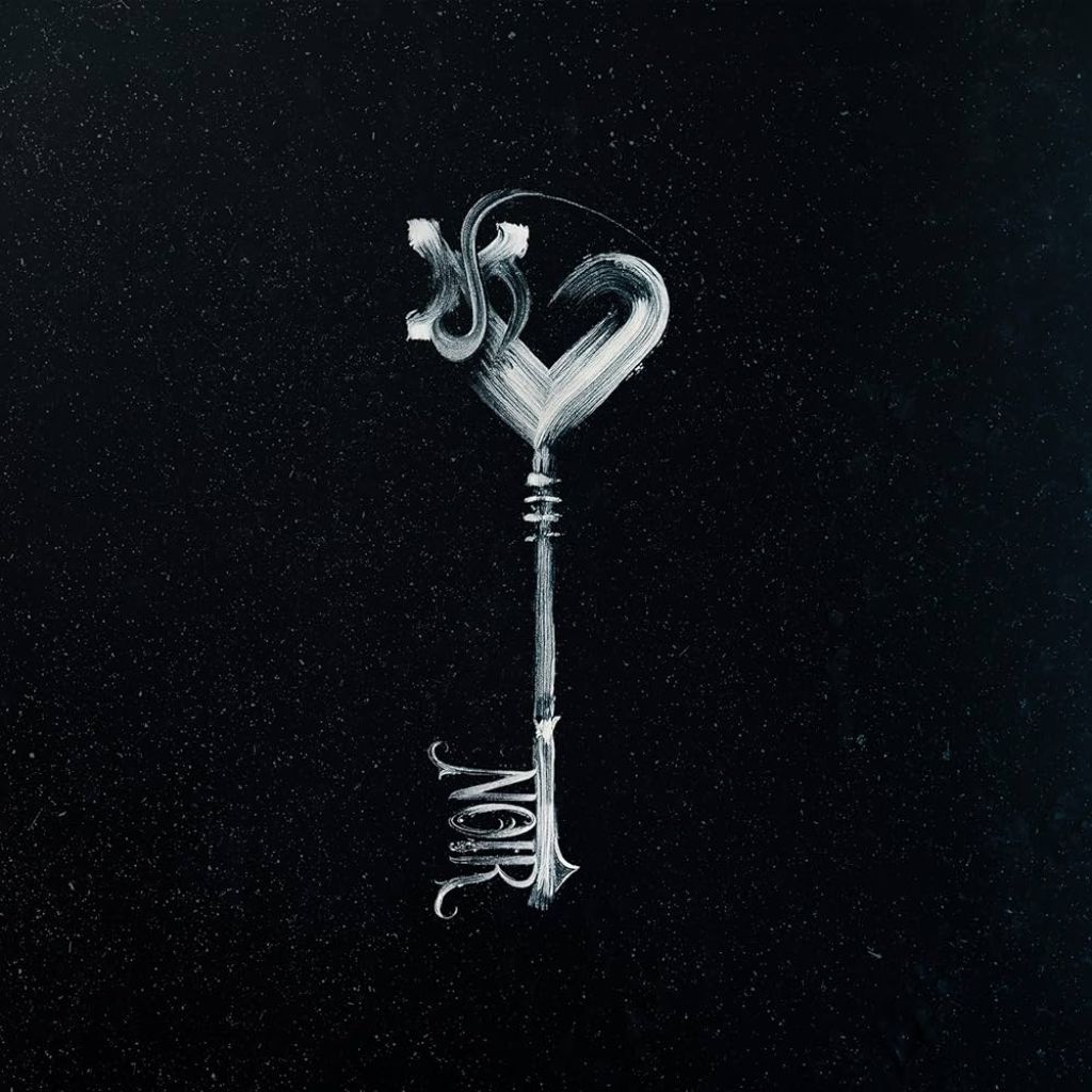 Zwei schwarzhaarige Frauen schweben nackt vor einem riesigen, grünlich schimmernden Vollmond über einer kargen Felsenlandschaft; das Artwork wirkt surreal, retro und okkult – eine psychedelische Szene zwischen Stoner-Ritual und Hexensabbat.