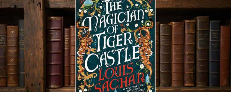 Buchcover von The Magician of Tiger Castle von Louis Sachar: Verspielte, reich verzierte Gestaltung mit zwei springenden Tigern, Blumenranken und kleinen Mäusen vor dunkelgrünem Hintergrund. Der Titel in geschwungenen weißen Lettern, der Autorenname in leuchtendem Rot. Unten eine Schloss-Silhouette und ein Zaubertrankfläschchen.