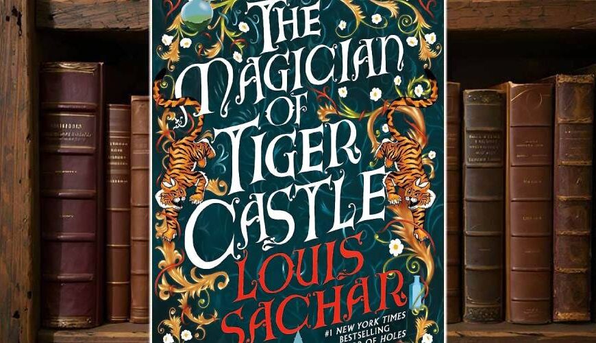 Buchcover von The Magician of Tiger Castle von Louis Sachar: Verspielte, reich verzierte Gestaltung mit zwei springenden Tigern, Blumenranken und kleinen Mäusen vor dunkelgrünem Hintergrund. Der Titel in geschwungenen weißen Lettern, der Autorenname in leuchtendem Rot. Unten eine Schloss-Silhouette und ein Zaubertrankfläschchen.