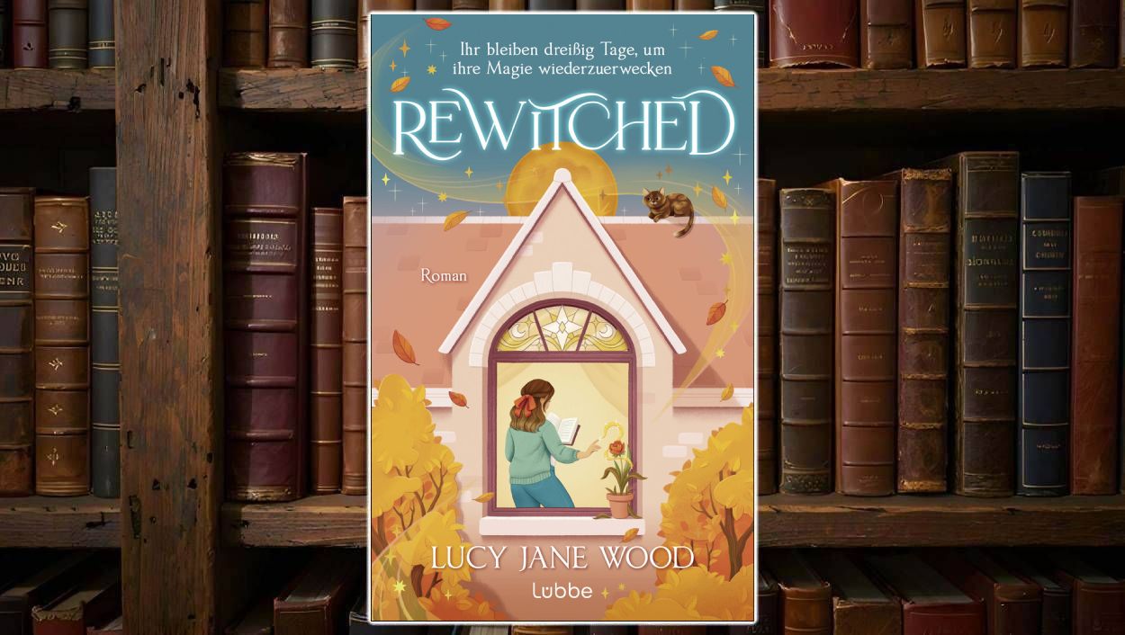 Cover des Romans Rewitched von Lucy Jane Wood: Herbstliche Szene mit einem Hausgiebel, im Fenster steht eine junge Frau mit offenem Buch, umgeben von goldenen Blättern und einem Blumentopf. Über ihr leuchtet der Schriftzug vor Nachthimmel mit Sternen, Mond und einer Katze auf dem Dach. Stilisiert, bunt und einladend im typischen Cosy-Fantasy-Stil.