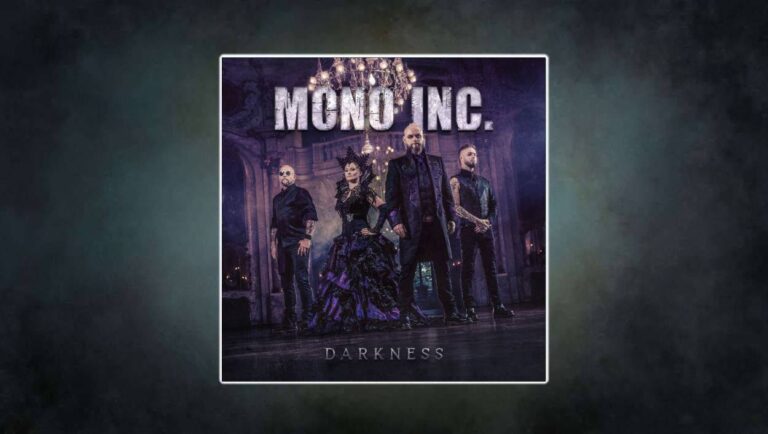 Die Band Mono Inc. steht in opulenten schwarz-violetten Gewändern in einem prunkvollen Ballsaal, die Kronleuchter glitzern – dramatische Gothic-Ästhetik trifft aristokratische Dunkelheit.