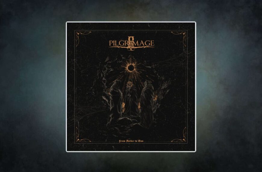 Albumcover Pilgrimage – From Amber To Sun: Drei in dunkle Kutten gehüllte Gestalten stehen in einer Höhle vor einer schwarzen Sonne mit goldenen Strahlen. Mystische Szenerie in Schwarz und Bernstein, mit Ornamentrahmen.