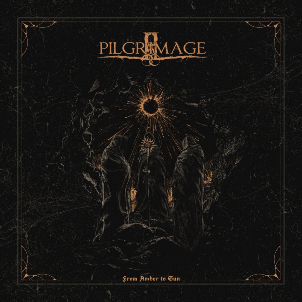 Albumcover Pilgrimage – From Amber To Sun: Drei in dunkle Kutten gehüllte Gestalten stehen in einer Höhle vor einer schwarzen Sonne mit goldenen Strahlen. Mystische Szenerie in Schwarz und Bernstein, mit Ornamentrahmen.