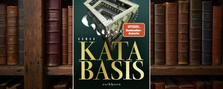 Cover des Romans „Katabasis“ von R. F. Kuang: Ein Escher-artiges Treppenlabyrinth in düsteren Grüntönen, in dem sich Gänge endlos verschlingen. Eine einzelne Figur steht verloren am Rand, weiße Blätter fliegen durch die Luft. Der Titel prangt in goldenen Lettern, darüber der Name der Autorin.