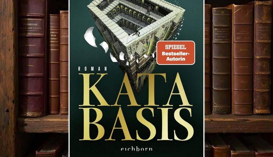 Cover des Romans „Katabasis“ von R. F. Kuang: Ein Escher-artiges Treppenlabyrinth in düsteren Grüntönen, in dem sich Gänge endlos verschlingen. Eine einzelne Figur steht verloren am Rand, weiße Blätter fliegen durch die Luft. Der Titel prangt in goldenen Lettern, darüber der Name der Autorin.