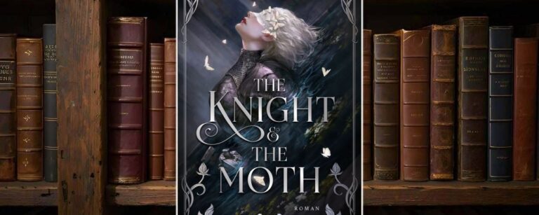 Cover von The Knight and the Moth von Rachel Gillig: Eine weißhaarige Frau in dunkler Kleidung lehnt den Kopf zurück, während helle Motten und Blütenblätter um ihr Gesicht schwirren. Silberne Schriftzüge, ornamentaler Rahmen mit floralen Mustern – gotisch-romantische Ästhetik in gedämpften Grau- und Violetttönen.