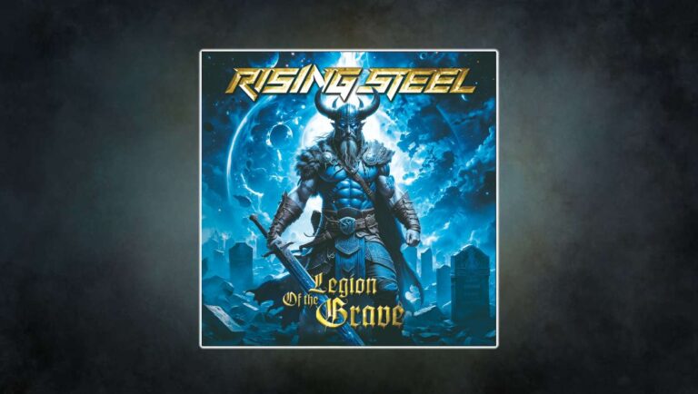 Albumcover Rising Steel – Legion Of The Grave: Ein muskelbepanzerter Krieger mit gehörntem Wikingerhelm und gewaltigem Schwert steht auf einem Friedhof vor leuchtendem Vollmond und blauen Planetenhimmel. Episch-fantastische Szene in kalten Blautönen, Titel in goldener Schrift.