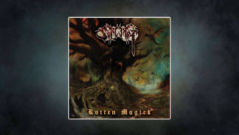 Albumcover Sorceröt – Rotten Magick: Düsteres Gemälde eines verrotteten Weltenbaums, in dessen Stamm Fratzen und Schädel erscheinen. Am Himmel flattern schwarze Fledermauswesen, während ein schmaler, rötlicher Pfad ins unheilvolle Dunkel führt. Logo blutig-verschnörkelt, Titel in gotischer Schrift.