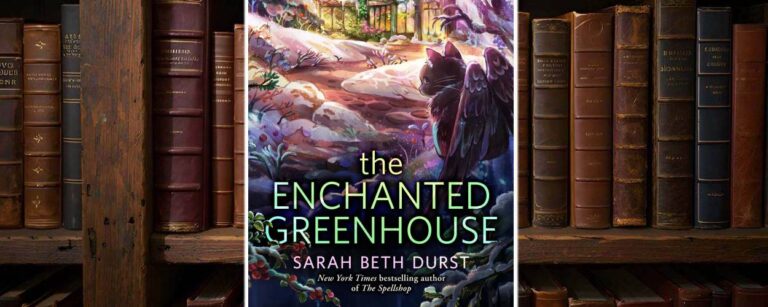 Buchcover von The Enchanted Greenhouse von Sarah Beth Durst: ein märchenhaft verschneites Gewächshaus im Sonnenlicht, umgeben von glitzernden Bäumen und bunten Pflanzen, im Vordergrund eine geflügelte schwarze Katze.