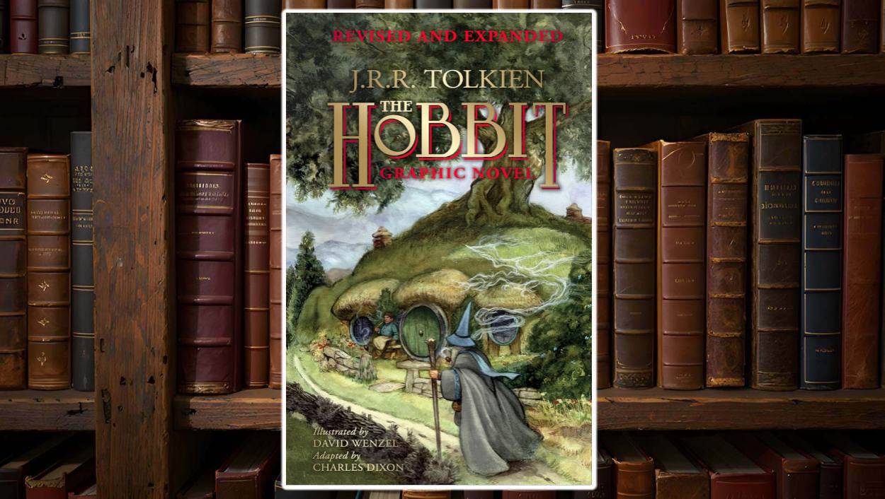 Cover der erweiterten Graphic-Novel-Ausgabe von J.R.R. Tolkiens „Der Hobbit“ (Illustrationen von David Wenzel). Gandalf nähert sich Bilbos grünem Rundtür-Haus in Beutelsend, ein gewaltiger Baum thront darüber – klassische, handgemalte Fantasy-Optik.
