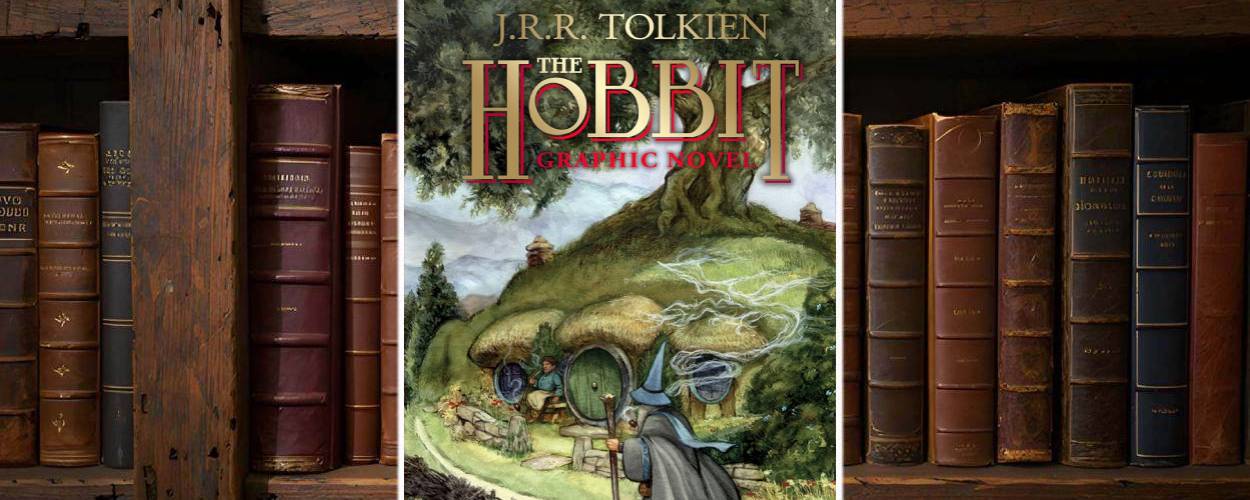 Cover der erweiterten Graphic-Novel-Ausgabe von J.R.R. Tolkiens „Der Hobbit“ (Illustrationen von David Wenzel). Gandalf nähert sich Bilbos grünem Rundtür-Haus in Beutelsend, ein gewaltiger Baum thront darüber – klassische, handgemalte Fantasy-Optik.