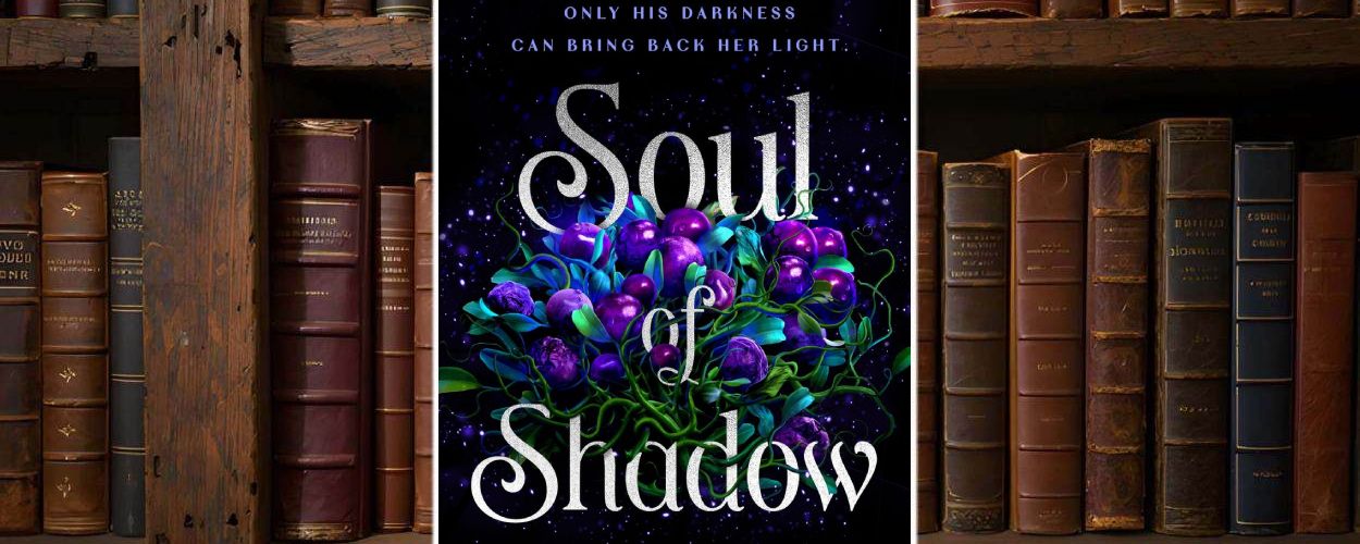 Cover des Jugendromans Soul of Shadow von Emma Noyes: Verschnörkelter Titel in Silber auf dunklem Sternenhintergrund, umrankt von violetten Blüten – romantisch-düster, aber etwas zu bemüht geheimnisvoll.