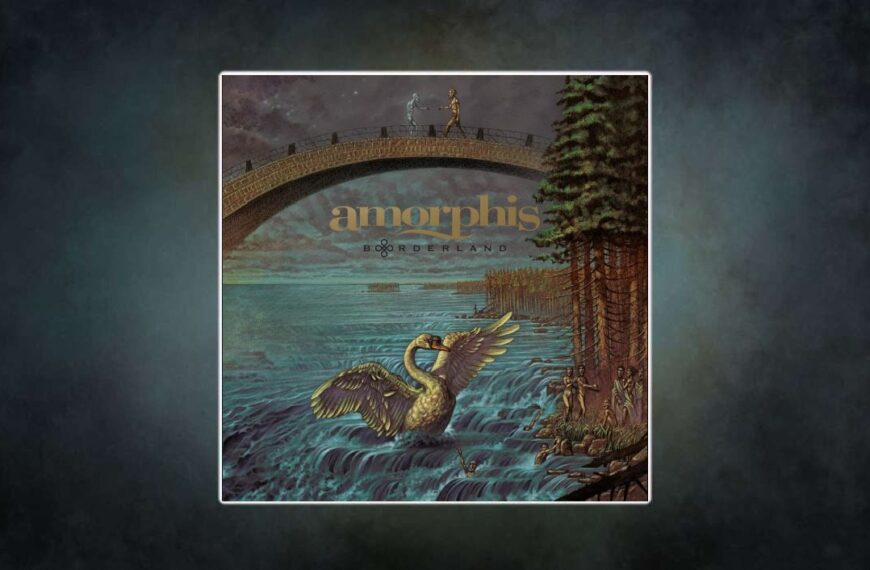 Cover-Artwork von Amorphis – Borderland: Ein mythischer Schwan erhebt sich aus aufgewühlten Fluten, während auf einer steinernen Brücke zwei Figuren – halb Mensch, halb Statue – einander begegnen. Am Ufer drängen sich geisterhafte Gestalten zwischen uralten Bäumen. Sinnbild für Übergänge, Mythen und die melancholische Welt der Finnen.