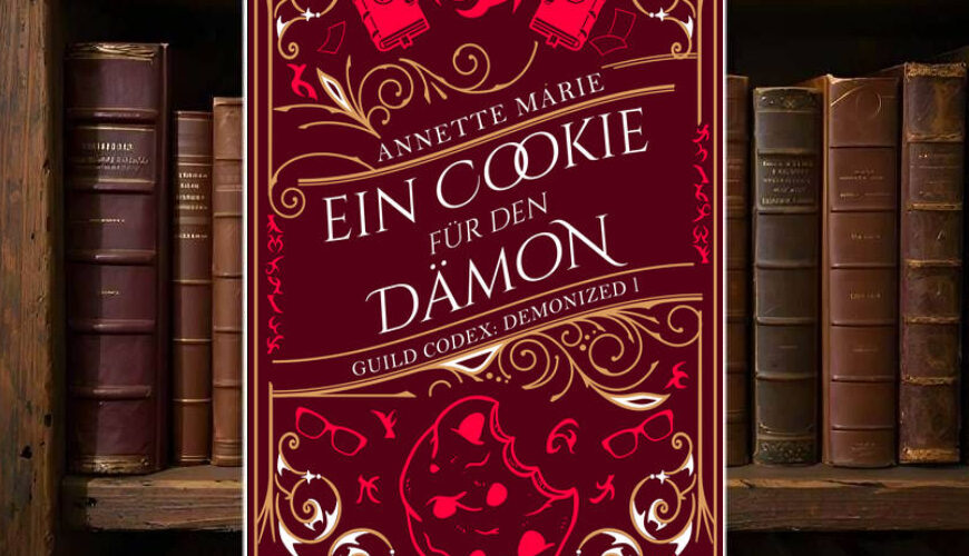 Cover von Ein Cookie für den Dämon von Annette Marie: rotes Ornament-Design mit goldenen Schnörkeln, okkulten Symbolen und einem angebissenen Keks als zentrales Motiv. Fantasy-Romantasy im verspielten Urban-Fantasy-Stil.