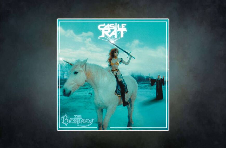 Fantasy-Cover von The Bestiary (2025) von Castle Rat: Die Rat Queen in goldener Barbarinnen-Rüstung reitet auf einem weißen Einhorn, das Schwert erhoben, während im Hintergrund ein Zauberer mit Stab erscheint – Sword-&-Sorcery-Doom in Bildform.