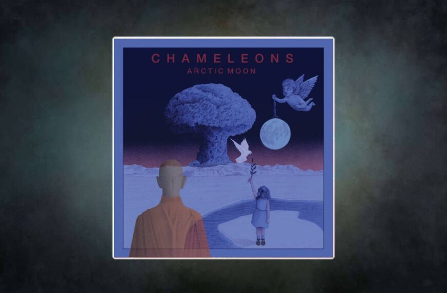 Albumcover Arctic Moon von The Chameleons (2025): Ein surrealer Mix aus Atompilz, Mönch, Gasmaske-Mädchen, Friedenstaube und Engel mit Mond – Sinnbild für Zerbrechlichkeit, Nostalgie und apokalyptische Hoffnung.