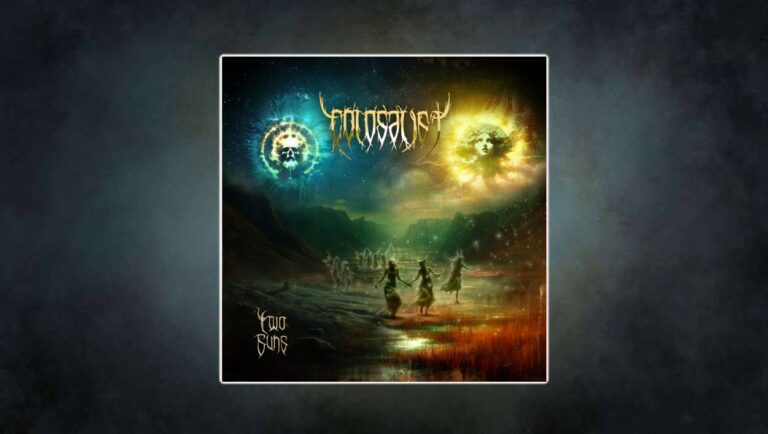 Albumcover Two Suns von Colosalist: Eine surreale Landschaft zwischen Bergen und Wasserflächen, über denen zwei leuchtende Sonnenwesen schweben – links ein Totenschädel im blauen Feuer, rechts ein weibliches Gesicht in goldenem Strahlenkranz. Darunter tanzen geisterhafte Gestalten im Kreis. Episch-mystische Pagan-Doom-Ästhetik.