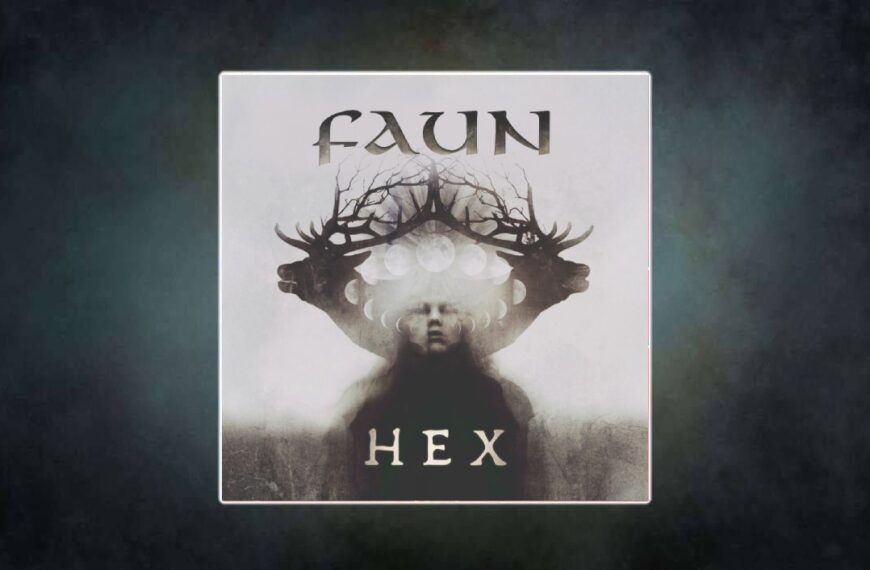Cover des Albums Hex von FAUN: eine mystische, schwarz-weiße Collage mit dem Gesicht einer Frau, überlagert von Geweihen und Mondphasen, die wie ein heidnisches Symbol über ihr strahlen – düster, archaisch und okkult.