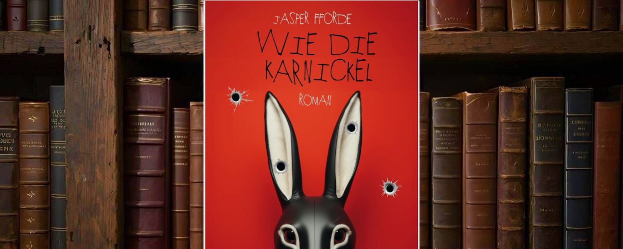 Cover von Jasper Ffordes Roman „Wie die Karnickel“: Schwarzer Kaninchenkopf mit großen weißen Ohren vor rotem Hintergrund, mehrere Einschusslöcher durchziehen das Bild – symbolisch für die bissige Gesellschaftssatire.