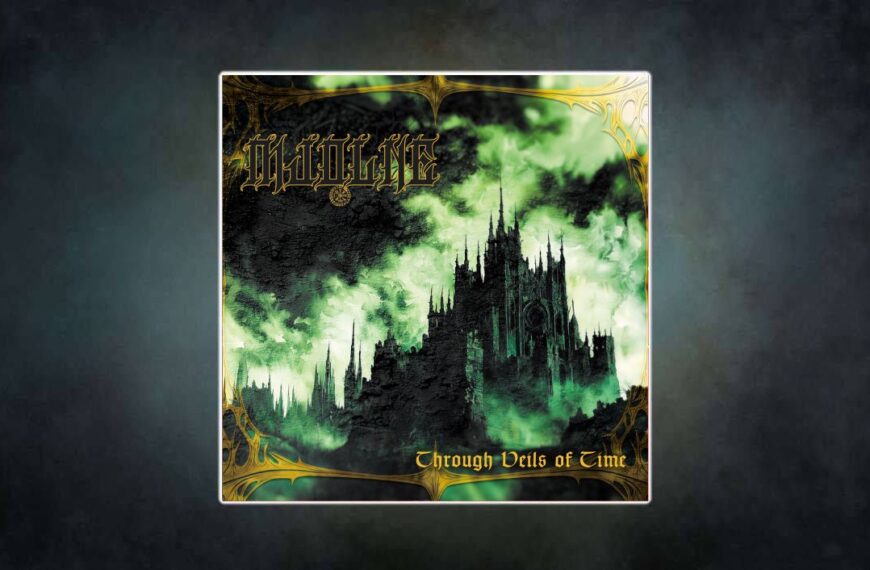 Albumcover Through Veils of Time von Mjolne: Eine gotische Kathedrale erhebt sich bedrohlich in grünen Nebeln, umrahmt von goldenen Ornamenten. Düstere, mystische Stimmung zwischen Black-Metal-Ästhetik und Fantasy-Atmosphäre.