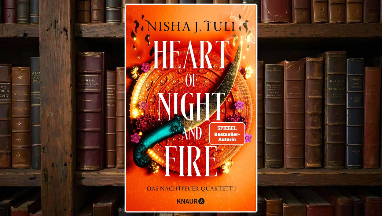 Cover von Heart of Night and Fire von Nisha J. Tuli: leuchtend orange-rote Farbpalette mit goldverziertem Rundschild und geschwungenem Dolch, umrahmt von kleinen Blüten. Zentrale Fantasy-Optik, prunkvoll und ornamental, typisches Farbschnitt-Design für eine Romantasy-Erstausgabe.