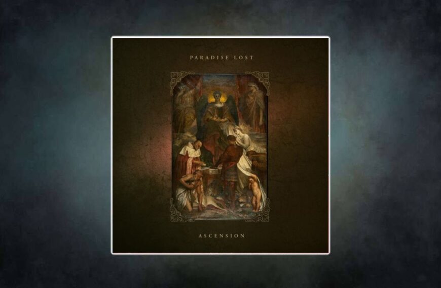 Albumcover von Ascension (2025) von Paradise Lost: ein religiös anmutendes Gemälde in Braun- und Ockertönen, zentral eine thronende Engelsgestalt, umgeben von knienden und stehenden Figuren, eingerahmt von Ornamenten – sakral, düster und feierlich.