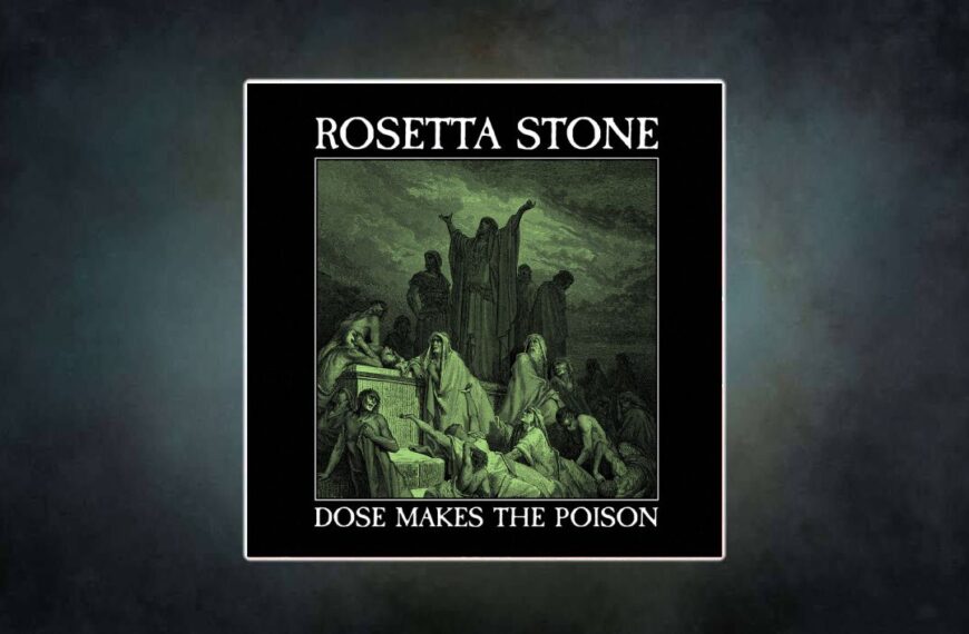 Albumcover Rosetta Stone – Dose Makes the Poison: In grün getöntem Kupferstich-Stil predigt eine Gestalt mit erhobenen Armen von einem Podest, umgeben von verzweifelten und erschöpften Menschen. Schwarzer Rahmen mit weißer Typografie. Düster, biblisch, bedrohlich.
