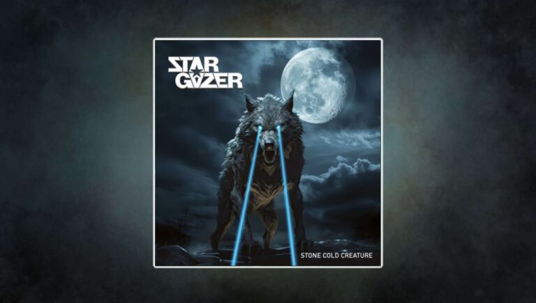 Cover des Albums Stone Cold Creature von Stargazer: Ein schwarzer Wolf mit leuchtenden Laseraugen steht im Mondlicht, hinter ihm ein voller Mond am Nachthimmel. Atmosphärisch-dramatische Darstellung im 80er-Metal-Stil.