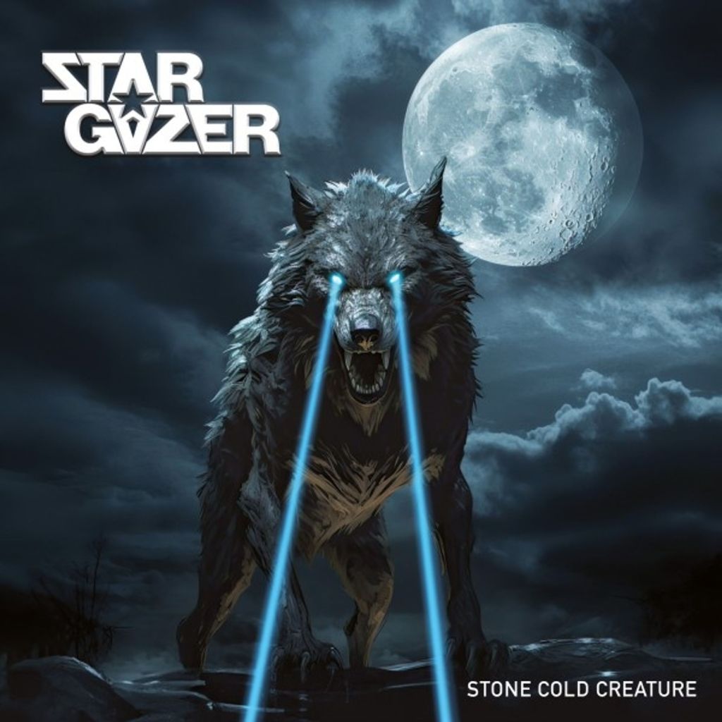 Cover des Albums Stone Cold Creature von Stargazer: Ein schwarzer Wolf mit leuchtenden Laseraugen steht im Mondlicht, hinter ihm ein voller Mond am Nachthimmel. Atmosphärisch-dramatische Darstellung im 80er-Metal-Stil.