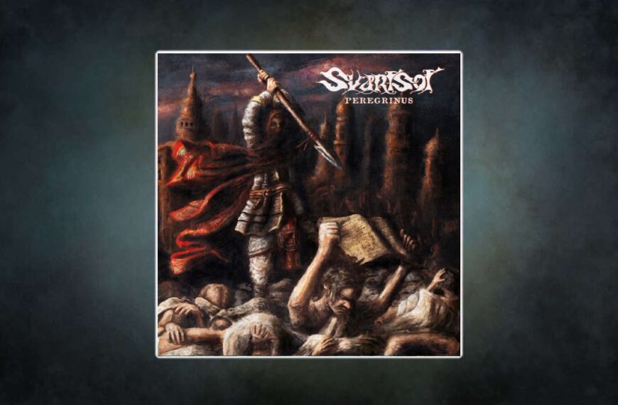 Albencover von Svartsot – Peregrinus (2025, Mighty Music): Ein Kreuzritter mit rotem Mantel und erhobener Lanze erhebt sich über einen Haufen gefallener Körper; einer hält ein Pergament empor. Düsteres, historisch anmutendes Artwork im Ölmalstil.