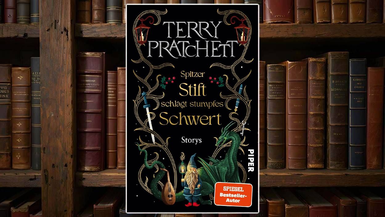 Cover von Spitzer Stift schlägt stumpfes Schwert: schwarzer Hintergrund mit verschnörkelten Ornamenten, zwei Schwerter, ein grüner Drache und ein bärtiger Zwerg mit Laute, goldene Typografie im Piper-Design, humorvolle Anmutung im klassischen Pratchett-Stil.