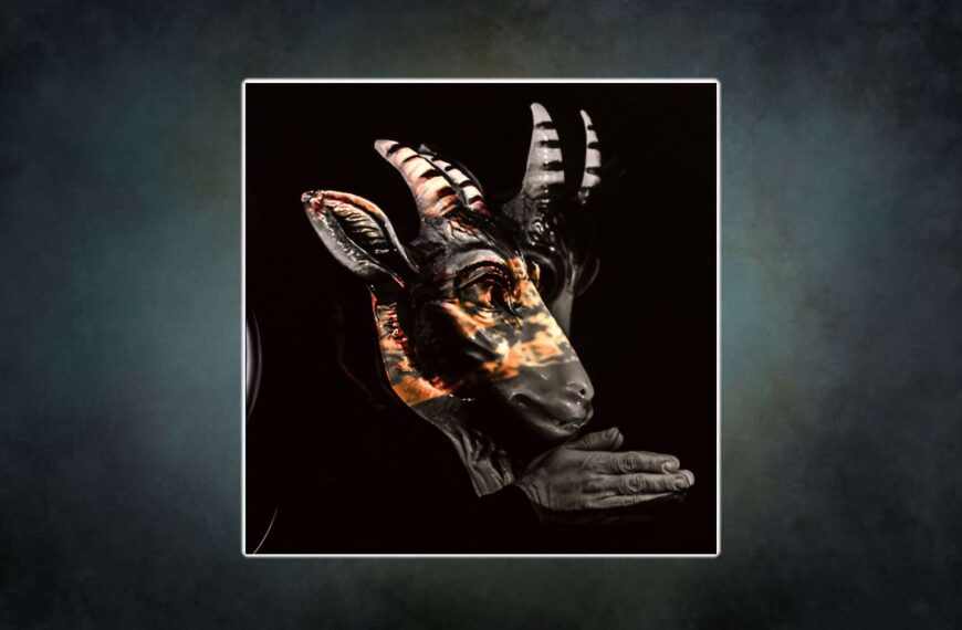 Albumcover von „Occult Pleasures“ (2025) der österreichischen Ritual-Darkwave-Band The Devil & The Universe: zwei schwarze Ziegenmasken, ineinander verschränkt, mit Flammenprojektionen und gefalteten Händen – okkulte Symbolik zwischen Ritual und Performance.