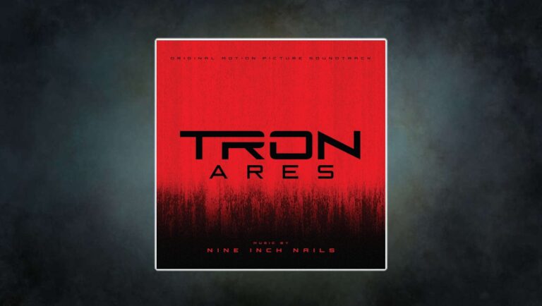 Albumcover zu TRON: Ares (Original Motion Picture Soundtrack) von Nine Inch Nails: Rotes, bedrohlich verlaufendes Design mit schwarzer Unterschrift. Der Schriftzug ‚TRON ARES‘ steht in kantiger, futuristischer Typografie im Zentrum, unten klein der Hinweis ‚Music by Nine Inch Nails‘.