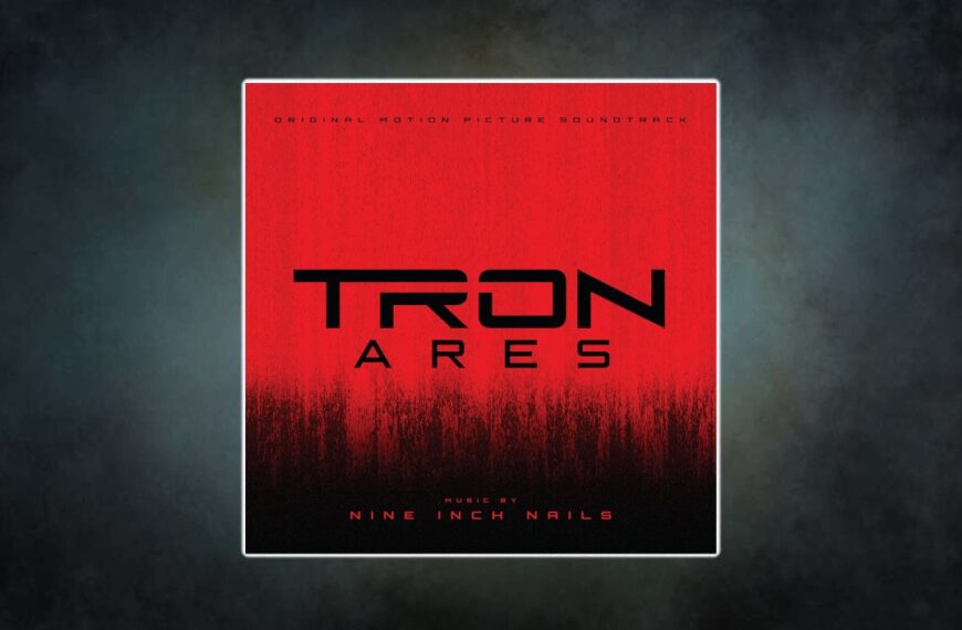 Albumcover zu TRON: Ares (Original Motion Picture Soundtrack) von Nine Inch Nails: Rotes, bedrohlich verlaufendes Design mit schwarzer Unterschrift. Der Schriftzug ‚TRON ARES‘ steht in kantiger, futuristischer Typografie im Zentrum, unten klein der Hinweis ‚Music by Nine Inch Nails‘.