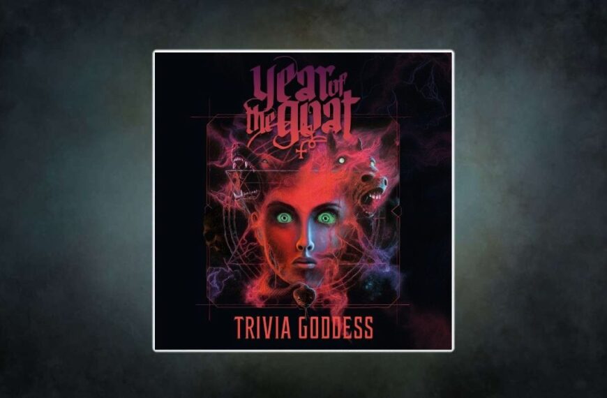 Albumcover Trivia Goddess von Year Of The Goat: Surreal leuchtendes Frauenantlitz mit grellgrünen Augen, von Schlangen umwunden und von dämonischen Tierfratzen umrahmt, in Neonrot und Violett leuchtend, mit dem Bandlogo im oberen Teil.
