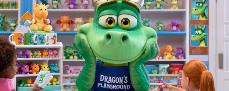 Ein großer, cartoonhafter Drache sitzt gelangweilt hinter einer Ladentheke in einem Drachen-Spielzeugladen. Um ihn herum stehen Plüschdrachen, Tassen und Merchandising-Produkte, während Kinder begeistert einkaufen.